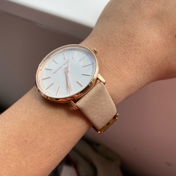 Michael Kors MK2748 women’s leather strap watch - Picture 2 of 7